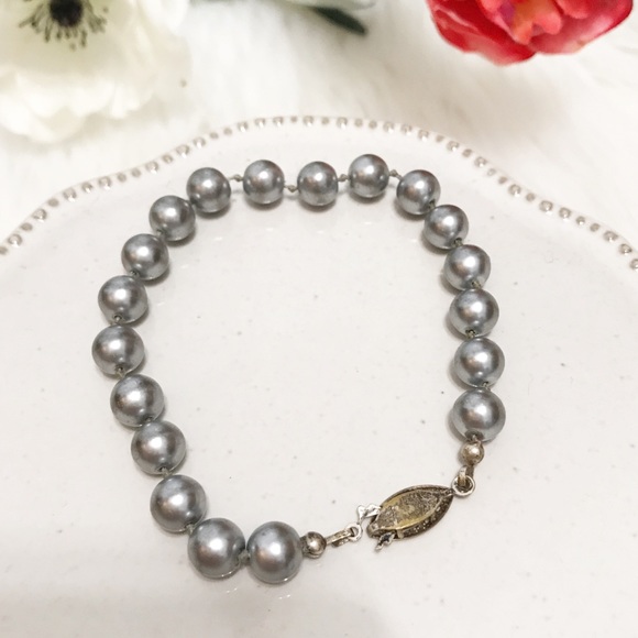 • Vintage • Grey Pearl Bracelet - Picture 3 of 6